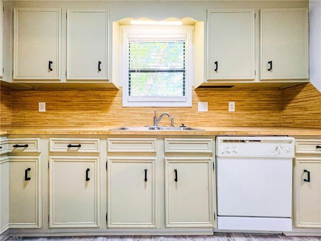1904 Aspen Way, Winston-salem, NC 27106