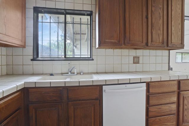 4981 71st St, Sacramento, CA 95820