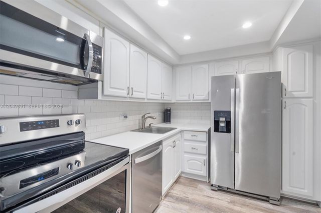 20515 E Country Club Dr 2044, Aventura, FL 33180