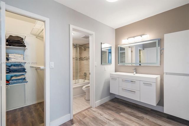 20515 E Country Club Dr 2044, Aventura, FL 33180