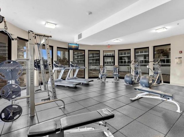 20515 E Country Club Dr 2044, Aventura, FL 33180