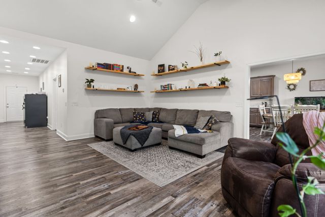 22 Hickory Dr, Manchester, TN 37355