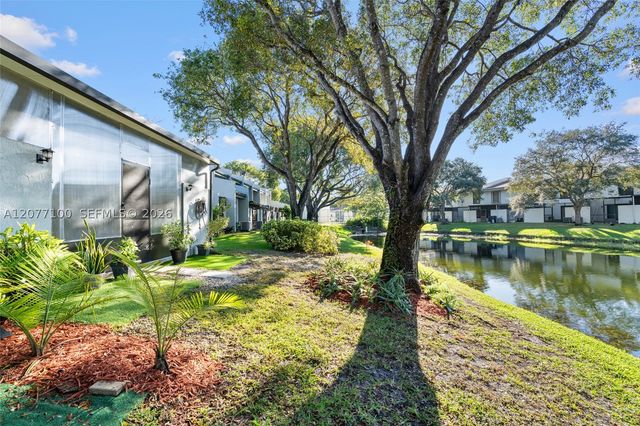 1064 NW 97th Ave 219, Pembroke Pines, FL 33024