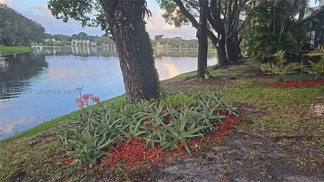 1064 NW 97th Ave 219, Pembroke Pines, FL 33024