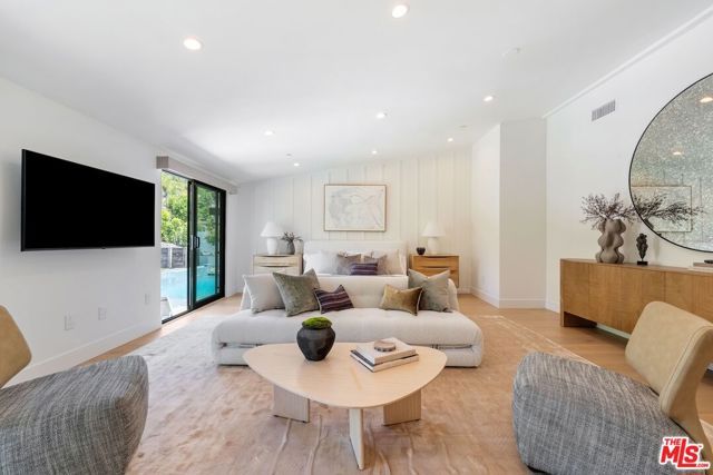 20226 Lorenzana Drive, Woodland Hills (los Angeles), CA 91364