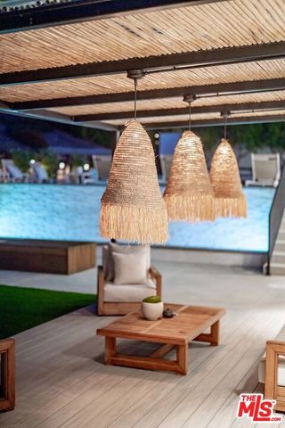 20226 Lorenzana Drive, Woodland Hills (los Angeles), CA 91364