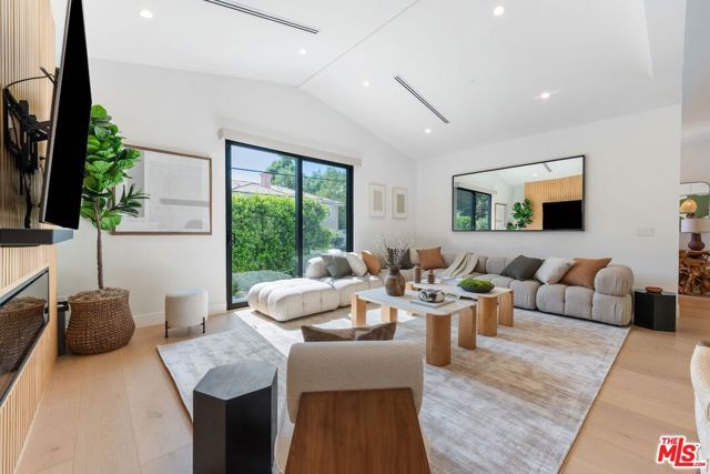 20226 Lorenzana Drive, Woodland Hills (los Angeles), CA 91364