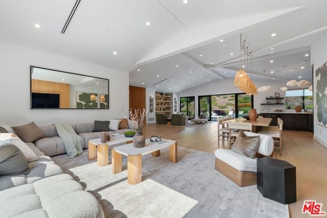 20226 Lorenzana Drive, Woodland Hills (los Angeles), CA 91364