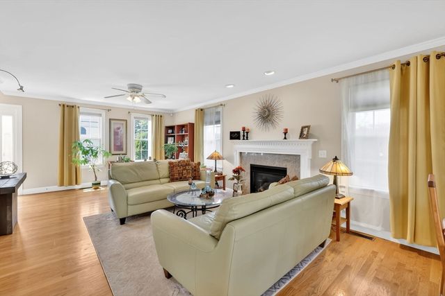 94 Meadowbrook Rd, East Longmeadow, MA 01028