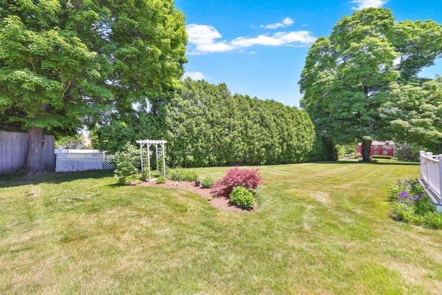 94 Meadowbrook Rd, East Longmeadow, MA 01028