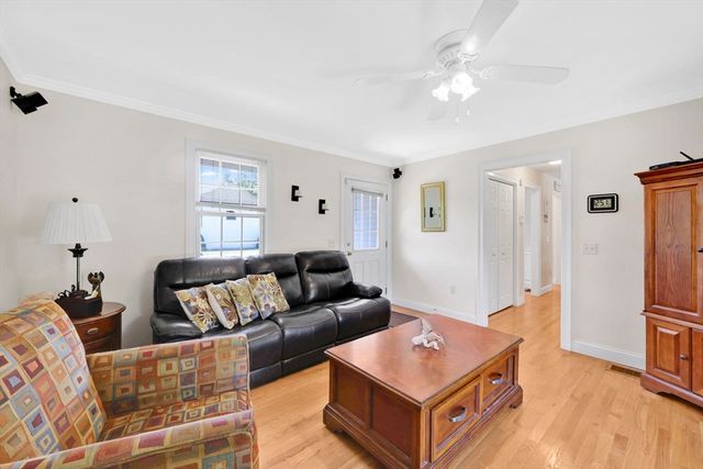 94 Meadowbrook Rd, East Longmeadow, MA 01028