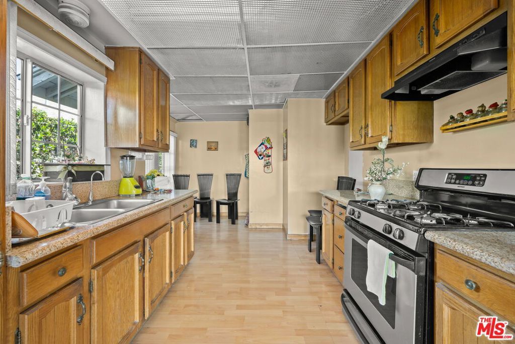 Image 11 of property listing at 7351 Zelzah Avenue, Los Angeles, CA 91335
