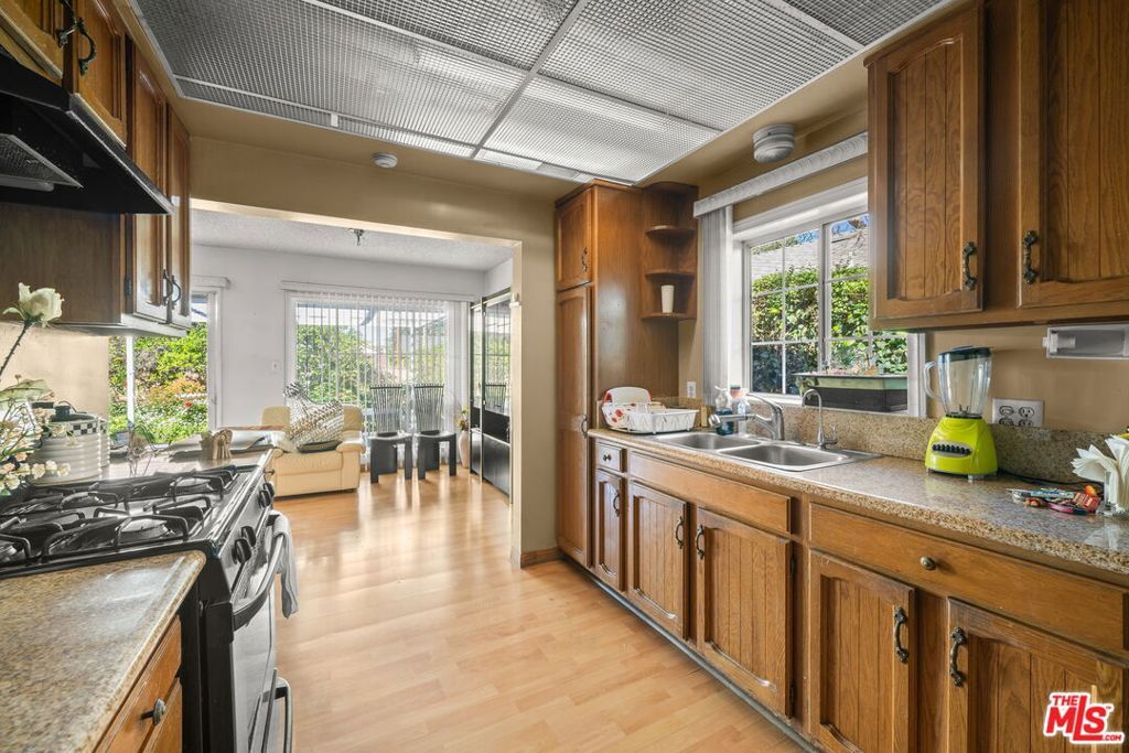 Image 12 of property listing at 7351 Zelzah Avenue, Los Angeles, CA 91335