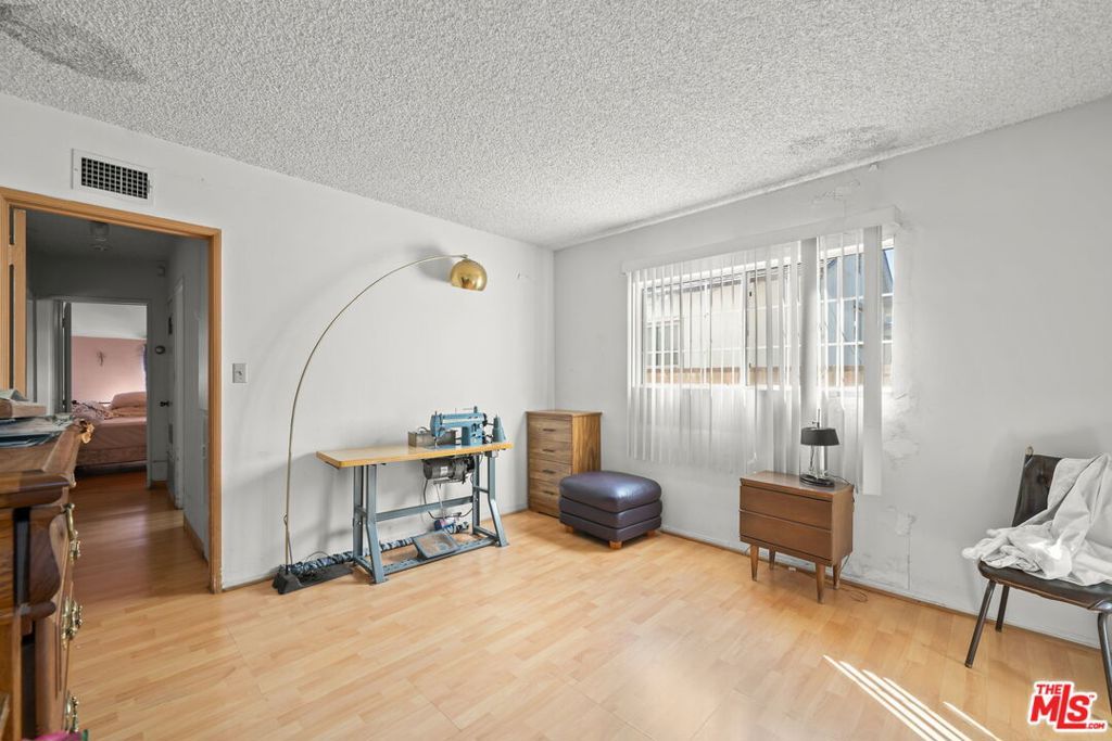 Image 14 of property listing at 7351 Zelzah Avenue, Los Angeles, CA 91335