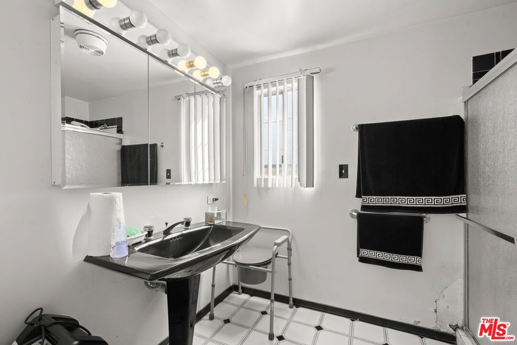Image 15 of property listing at 7351 Zelzah Avenue, Los Angeles, CA 91335