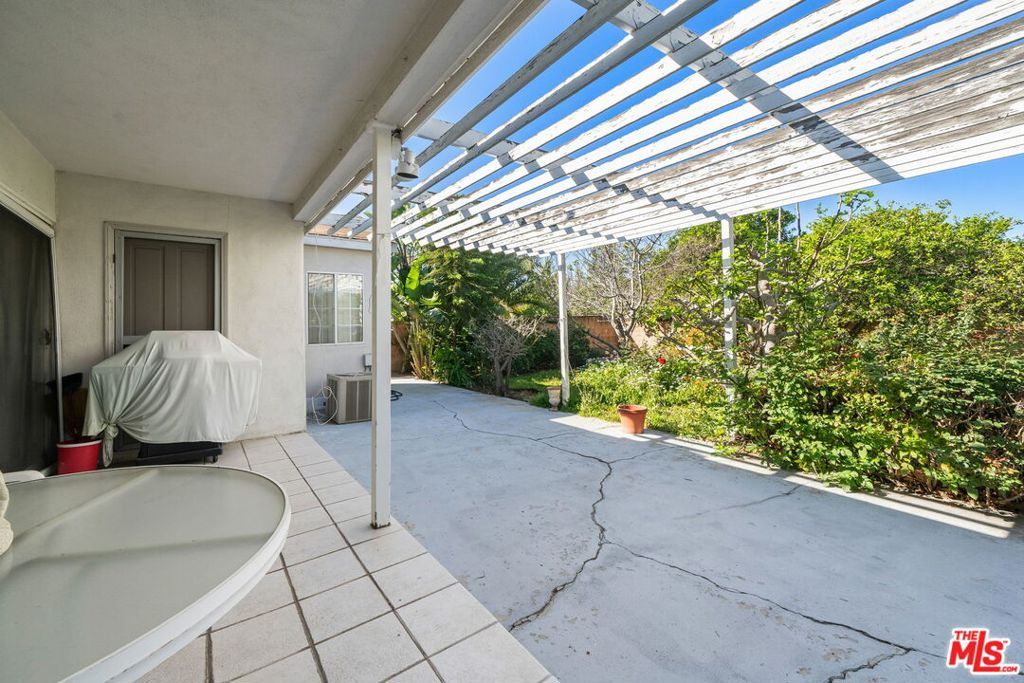 Image 17 of property listing at 7351 Zelzah Avenue, Los Angeles, CA 91335