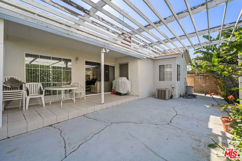 Image 18 of property listing at 7351 Zelzah Avenue, Los Angeles, CA 91335