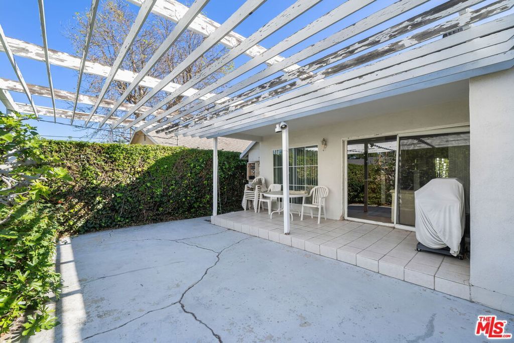 Image 19 of property listing at 7351 Zelzah Avenue, Los Angeles, CA 91335