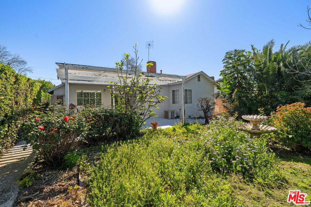 Image 20 of property listing at 7351 Zelzah Avenue, Los Angeles, CA 91335