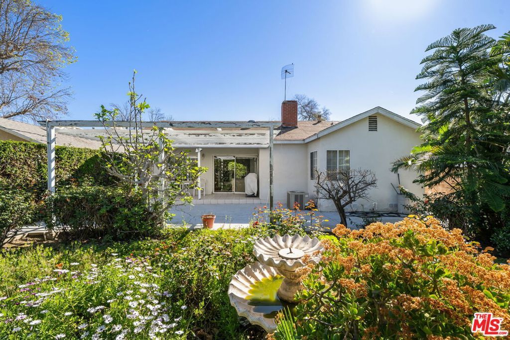 Image 21 of property listing at 7351 Zelzah Avenue, Los Angeles, CA 91335