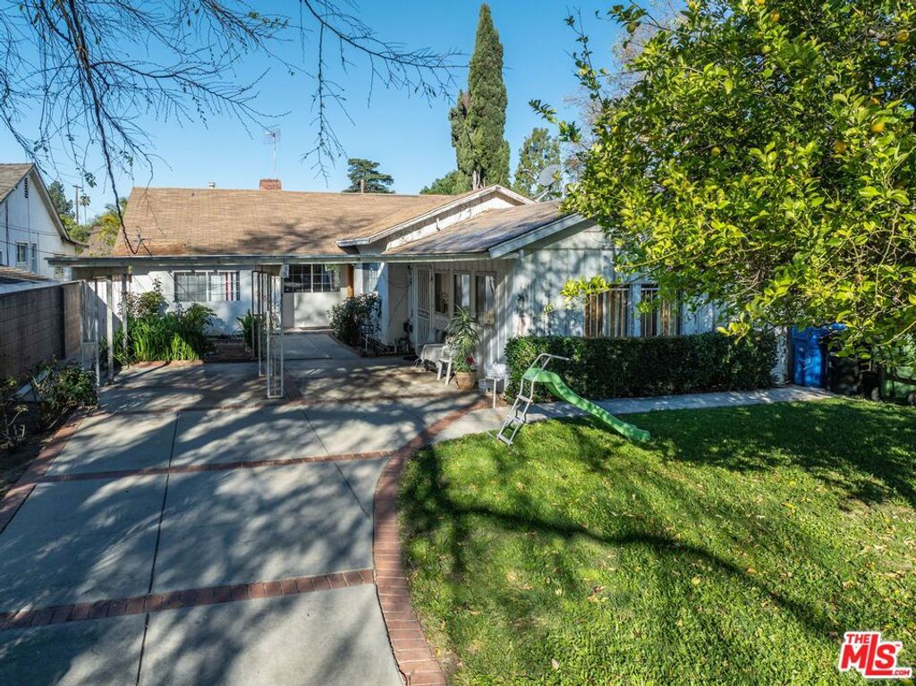 Image 28 of property listing at 7351 Zelzah Avenue, Los Angeles, CA 91335