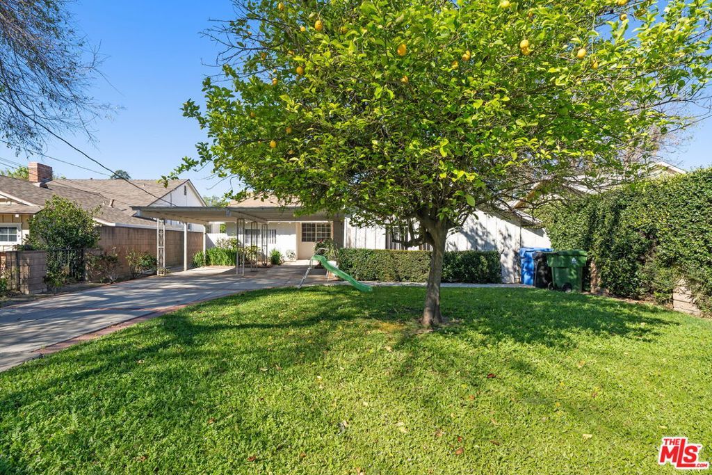 Image 3 of property listing at 7351 Zelzah Avenue, Los Angeles, CA 91335