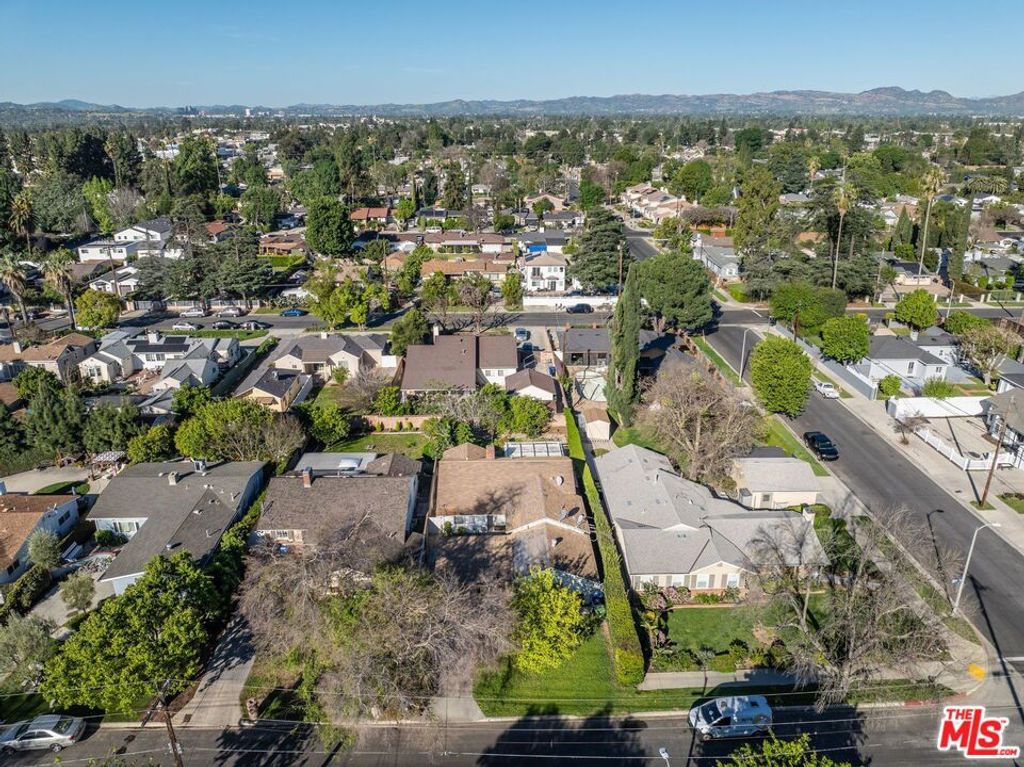 Image 32 of property listing at 7351 Zelzah Avenue, Los Angeles, CA 91335