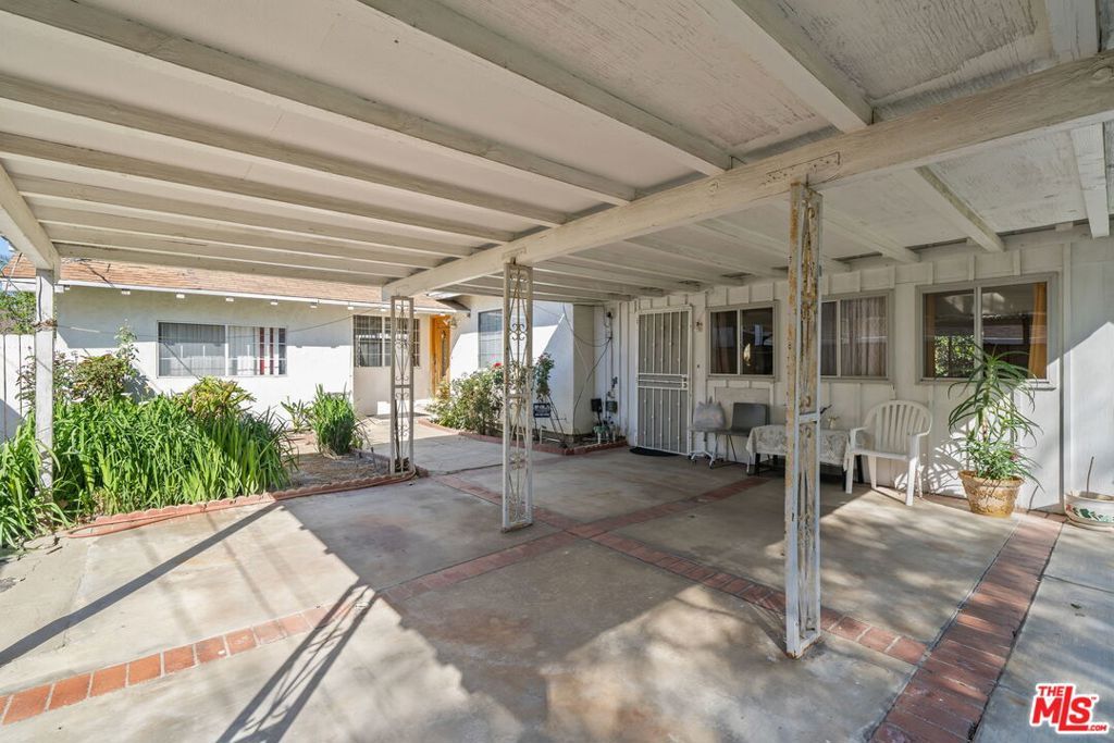 Image 4 of property listing at 7351 Zelzah Avenue, Los Angeles, CA 91335