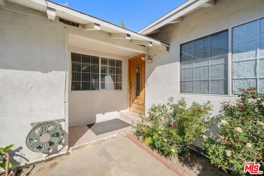 Image 6 of property listing at 7351 Zelzah Avenue, Los Angeles, CA 91335