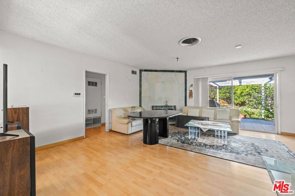 Image 7 of property listing at 7351 Zelzah Avenue, Los Angeles, CA 91335