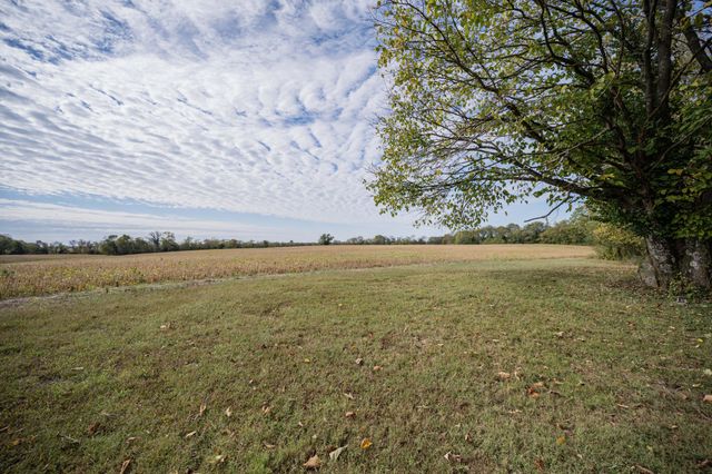 145 Crenshaw Rd, Bethpage, TN 37022