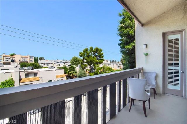 5216 Yarmouth Avenue 307, Encino, CA 91316