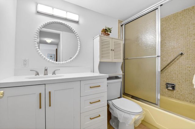 94 Stratford G, West Palm Beach, FL 33417