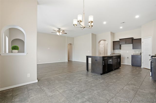 2123 E 132nd Place S, Bixby, OK 74008