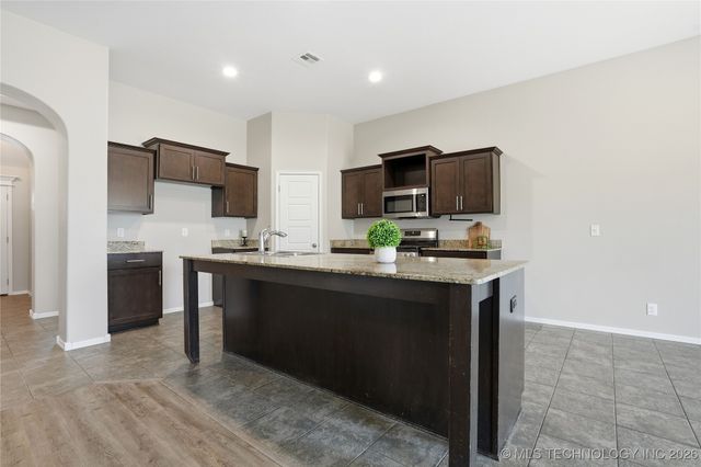 2123 E 132nd Place S, Bixby, OK 74008