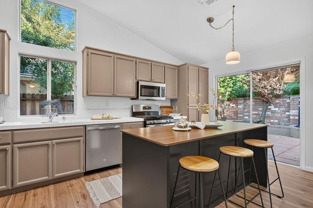 9208 Cerrolinda Cir, Elk Grove, CA 95758