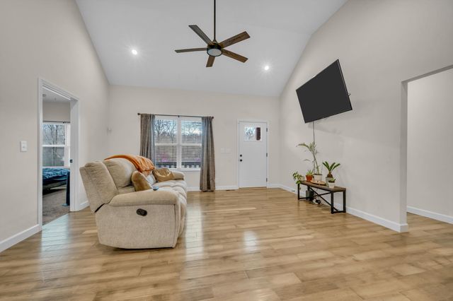 2534 N Hurricane Creek Rd, Mc Ewen, TN 37101