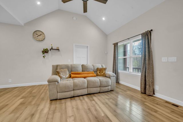 2534 N Hurricane Creek Rd, Mc Ewen, TN 37101