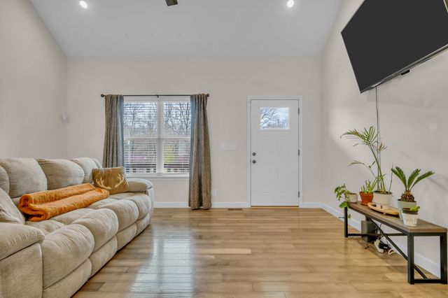 2534 N Hurricane Creek Rd, Mc Ewen, TN 37101