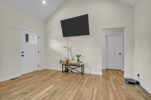 2534 N Hurricane Creek Rd, Mc Ewen, TN 37101