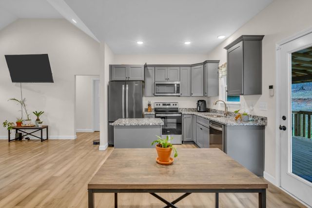 2534 N Hurricane Creek Rd, Mc Ewen, TN 37101