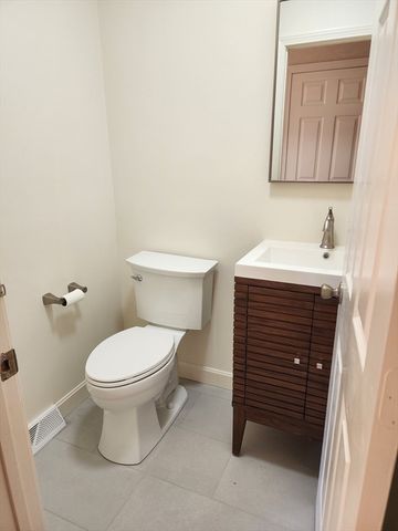 17 April Lane 17, Lexington, MA 02421