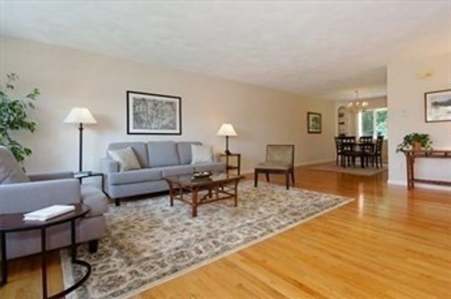 17 April Lane 17, Lexington, MA 02421