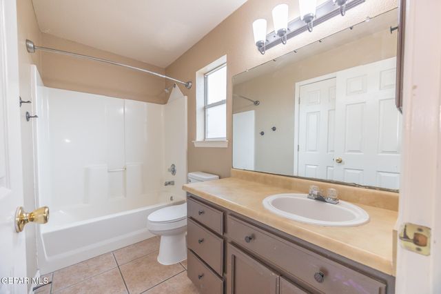 449 Valle Calido Drive, Socorro, TX 79927