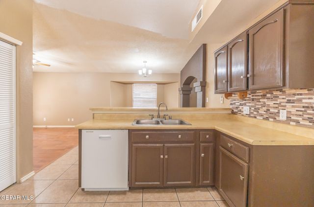 449 Valle Calido Drive, Socorro, TX 79927