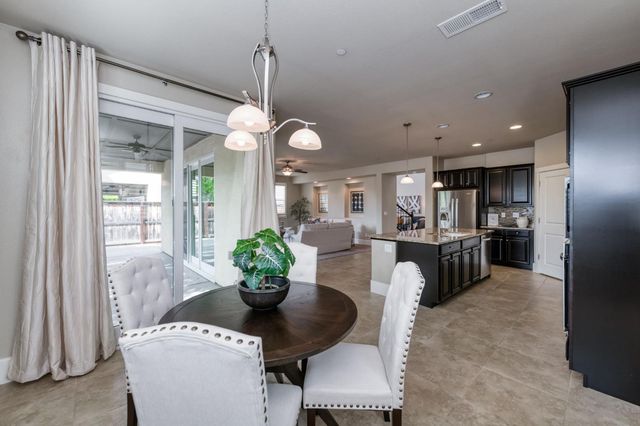 1813 N Paddington Lane, Clovis, CA 93619