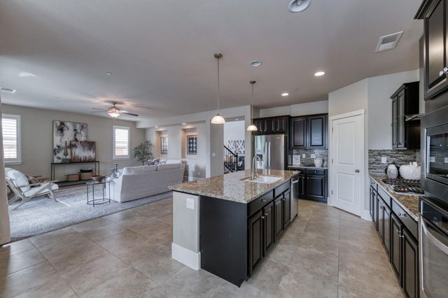 1813 N Paddington Lane, Clovis, CA 93619