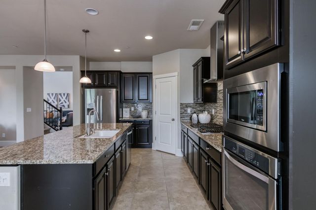 1813 N Paddington Lane, Clovis, CA 93619