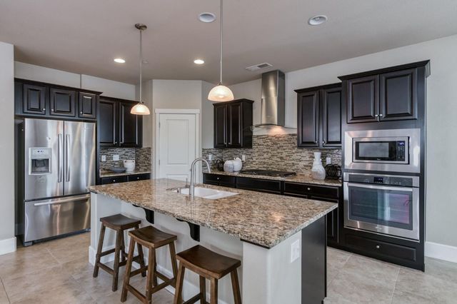 1813 N Paddington Lane, Clovis, CA 93619