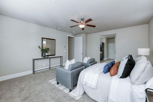 1813 N Paddington Lane, Clovis, CA 93619